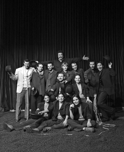 Alumnos de tercer curso de la Escuela de Teatro en el Teatro Principal, represetando la obra El Porvenir está en los Huevos