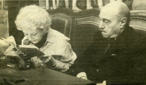 Pinillos con su mujer Margarita Sanjuán en su última lectura pública