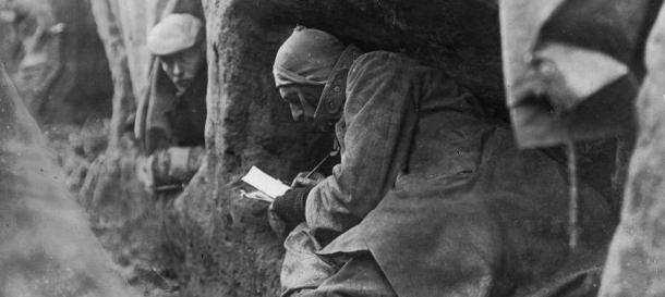 Un soldado escribe en la trinchera en 1914 (Museo Nacional de Holanda)